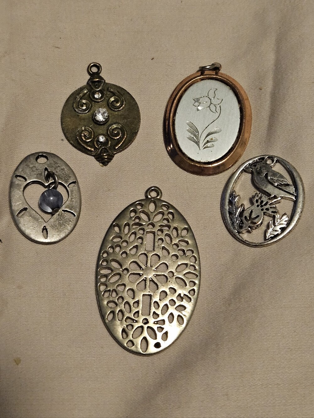 5 Vintage & Retro Style Mixed Metal Pendants / Charms Lot - Crafts & Jewelry